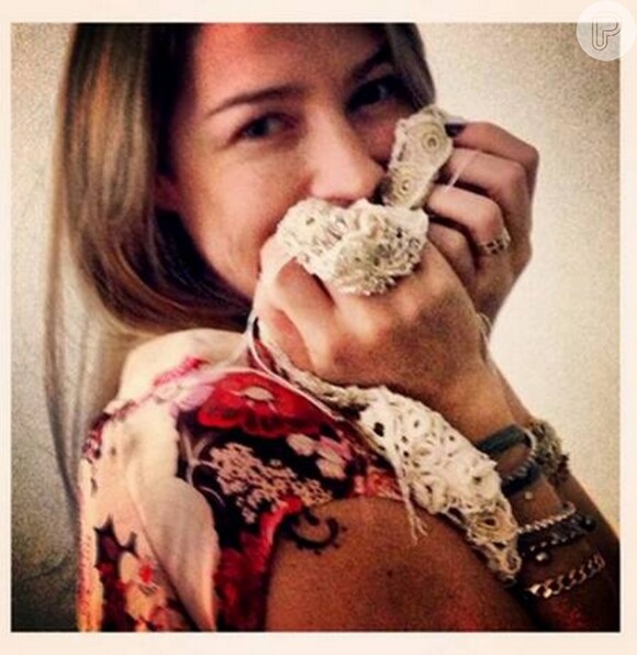 Luana Piovani já exibiu um pedacinho do vestido com uma foto na rede social. A atriz subirá ao altar neste mês