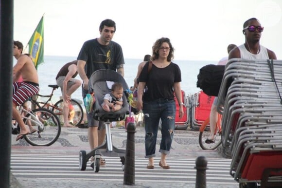Maria Rita passeia com o marido Davi Moraes e a filha Alice em Ipanema