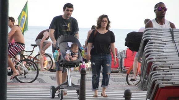 Maria Rita vai à praia de Ipanema com a filha Alice e o marido, Davi Moraes