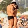O casal trocou muitos beijos na praia da Barra da Tijuca neste sábado