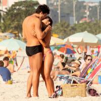Pérola Faria curte praia aos beijos com o namorado, Maurício Mussalli