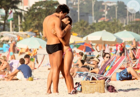 Pérola Faria curte sábado de sol em clima apaixonado com o namorado, Maurício Mussalli, na praia da Barra da Tijuca, na Zona Oeste do Rio de Janeiro, em 13 de julho de 2013