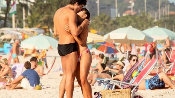 Pérola Faria curte praia aos beijos com o namorado, Maurício Mussalli