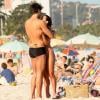 Pérola Faria e o namorado, Maurício Mussalli, trocaram beijos apaixonados nas areias da praia da Barra da Tijuca, na Zona Oeste do Rio