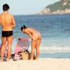 Pérola Faria e Maurício Mussalli passaram a tarde juntos na praia da Barra da Tijuca, na Zona Oeste do Rio de Janeiro