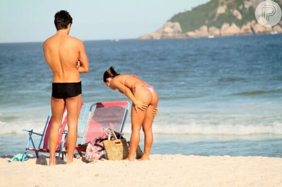 Pérola Faria e Maurício Mussalli passaram a tarde juntos na praia da Barra da Tijuca, na Zona Oeste do Rio de Janeiro