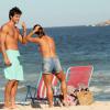 Pérola Faria e o namorado, Maurício Mussalli, na praia da Barra da Tijuca, na Zona Oeste do Rio de Janeiro