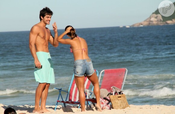 Pérola Faria e o namorado, Maurício Mussalli, na praia da Barra da Tijuca, na Zona Oeste do Rio de Janeiro