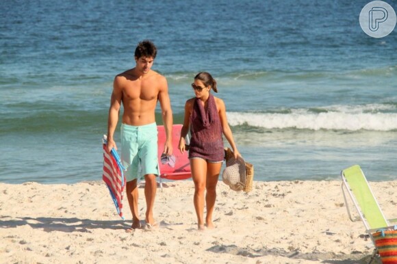 Depois de colocarem o bronzeado em dia e namorarem muito, Pérola Faria e Maurício Mussalli deixam a praia