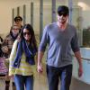 Cory Monteith e sua namorada, Lea Michele, foram flagrados andando de mãos dadas pelo aeroporto internacional de Los Angeles, na Califórnia, chegando do Havaí