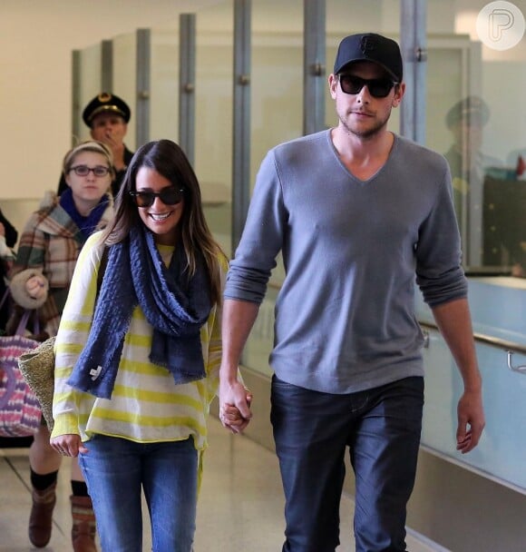 Cory Monteith e sua namorada, Lea Michele, foram flagrados andando de mãos dadas pelo aeroporto internacional de Los Angeles, na Califórnia, chegando do Havaí