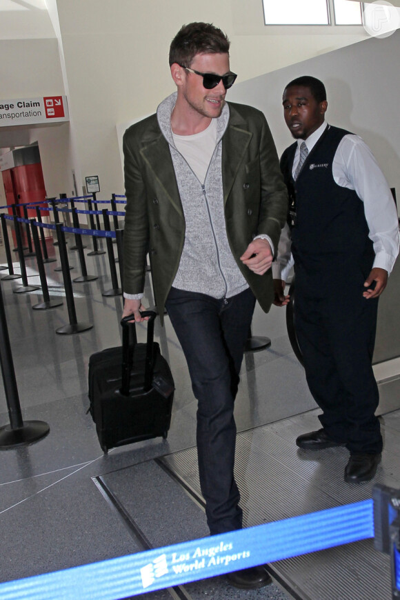 Cory Monteith foi fotografado por um paparazzo no aeroporto internacional de Los Angeles, na Califórnia, indo pegar um voo com a namorada, Lea Michele