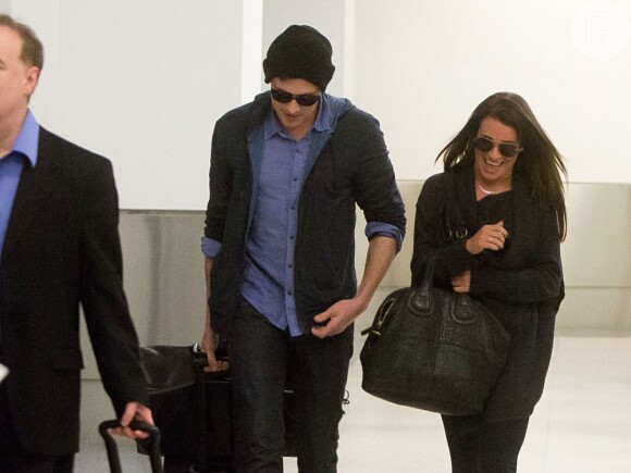 Em clima de bom humor, Cory Monteith e Lea Michele chegaram ao aeroporto internacional de Los Angeles, na Califórnia, após um voo