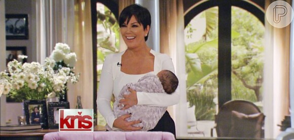 Kris Jenner aparece carregando um bebê no colo nos bastidores de seu programa que estreia nesta segunda-feira, dia 15 de julho de 2013
