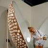 Beyoncé se diverte com escultura da galeria de arte