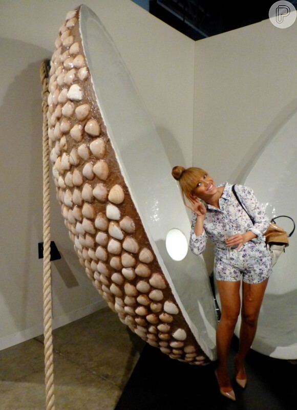 Beyoncé se diverte com escultura da galeria de arte