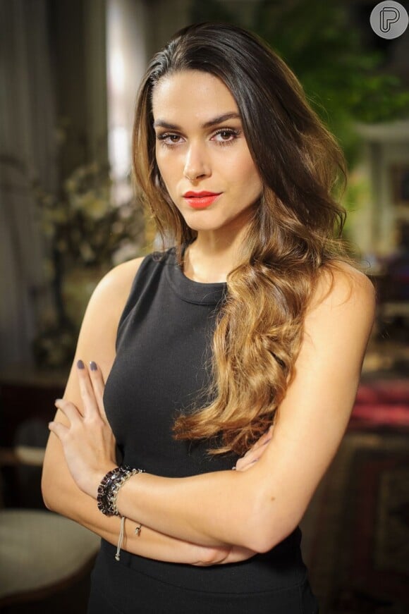 Ambiciosa, LeilA (Fernanda Machado) não se segura e acaba levando uma bronca de Pilar (Susana Vieira) por pedir que Nicole (Marina Ruy Barbosa) deixe suas joias para ela, em 'Amor à Vida'