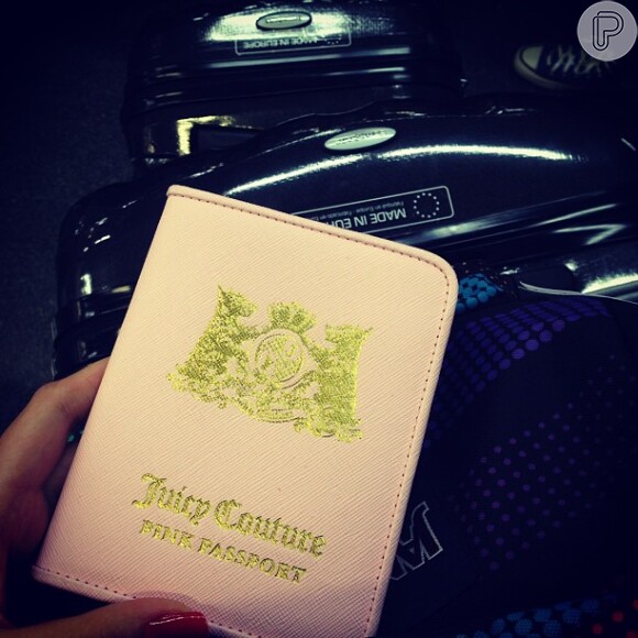 Bruna Marquezine publica foto do passaporte no aeroporto, antes de viajar para a Europa