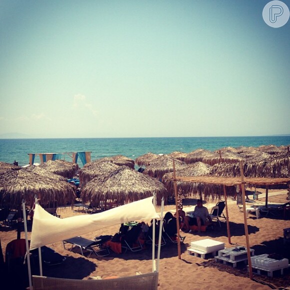 Bruna Marquezine publica foto da praia de Kourouta, na Grécia