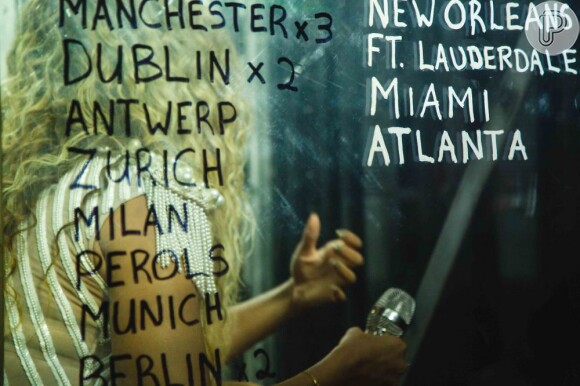 Beyoncé escreve em um espelho as cidades pela qual a 'The Mrs. Carter Show' já passou