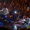 Beyoncé deu uma bronca no fã enquanto ela estava no Bey Stage, um palco menor e mais perto do público