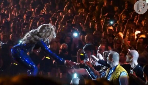 Beyoncé deu uma bronca no fã enquanto ela estava no Bey Stage, um palco menor e mais perto do público