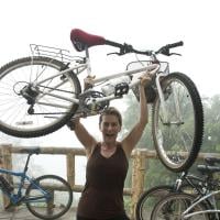 Maitê Proença faz trilha de bicicleta por floresta do Rio: 'Chegada é conquista'