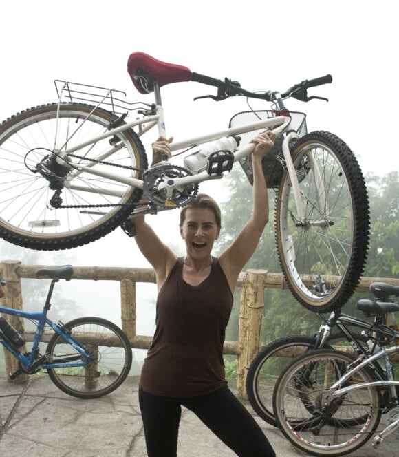A atriz Maitê Proença suou a camisa em passeio de bicicleta que fez neste final de semana, e publicou a foto nesta segunda-feira, 10 de dezembro de 2012