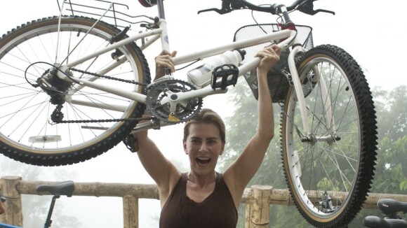 Maitê Proença faz trilha de bicicleta por floresta do Rio: 'Chegada é conquista'