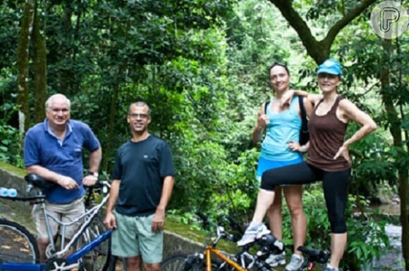 Maitê Proença e amigos posam durante passeio de bicicleta no Alto da Boa Vista, na zona norte do Rio de Janeiro