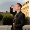 Bono exibe orgulhoso a medalha que recebeu em Paris, na França