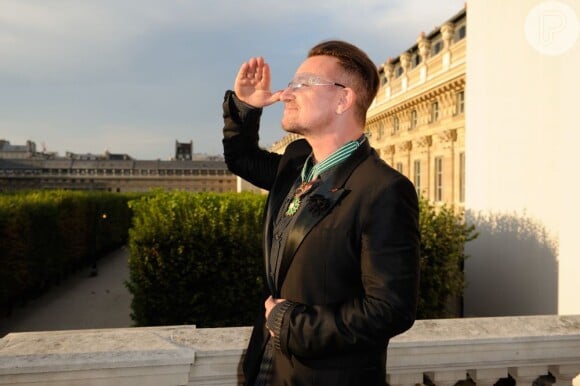 Bono exibe orgulhoso a medalha que recebeu em Paris, na França