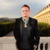 Bono posa para foto após ser condecorado como Comandante da Ordem das Artes e Letras