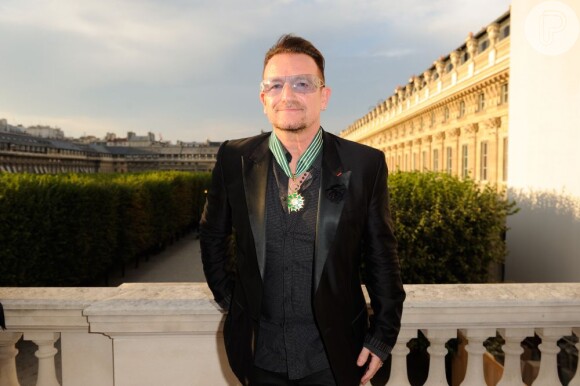 Bono posa para foto após ser condecorado como Comandante da Ordem das Artes e Letras