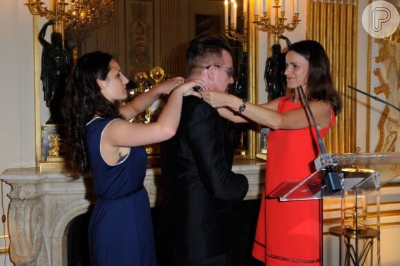Bono recebe a medalha da ministra da cultura da França Aurélie Filippetti