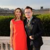Bono Vox e a Ministra da Cultura francesa Aurélie Filippetti posam juntos