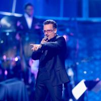 Bono Vox, vocalista do U2, recebe principal condecoração cultural da França