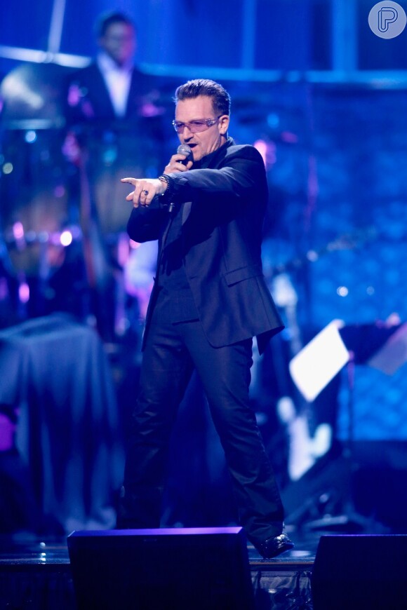 Bono Vox, vocalista do U2, recebeu uma medalha de condecoração das mãos da ministra da cultura francesa, nesta terça-feira, 16 de julho de 2013