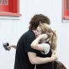 Emma Roberts chora nos braços do namorado, Evan Peters, em 16 de julho de 2013