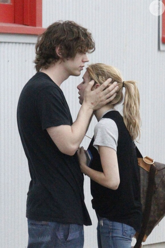 Emma Roberts é consolada pelo namorado, Evan Peters