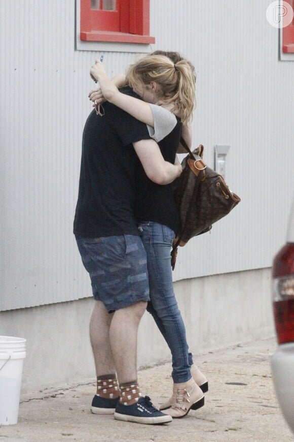 Emma Roberts é recebida pelo namorado, Evan Peters