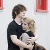 Evan Peters consola a namorada, Emma Roberts