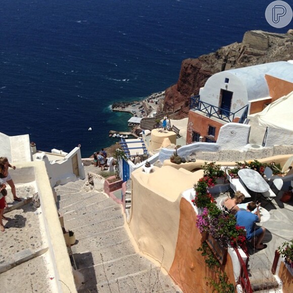 Bruna Marquezine publicou uma foto da cidade de Santorini