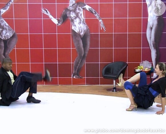 Luana Piovani joga capoeira com professor no ensaio do 'Dança dos Famosos'