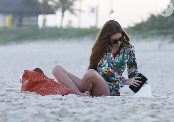 Marina Ruy Barbosa, no ar em 'Amor à Vida', curtiu dia de folga sozinha na praia
