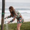 Marina Ruy Barbosa, depois de deixar o celular cair na areia e jogar água, resolve lavar mais o aparelho, dessa vez em uma torneira