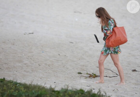 Marina Ruy Barbosa deixa celular cair na areia. Ops!