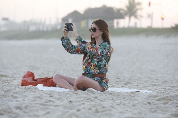 Marina Ruy Barbosa tira fotos com o celular em uma praia do Rio de Janeiro