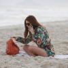 Marina Ruy Barbosa, em dia de folga das gravações de 'Amor à Vida', fala no celular sozinha na praia