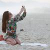 Marina Ruy Barbosa tira mais fotos em dia sozinha na praia
